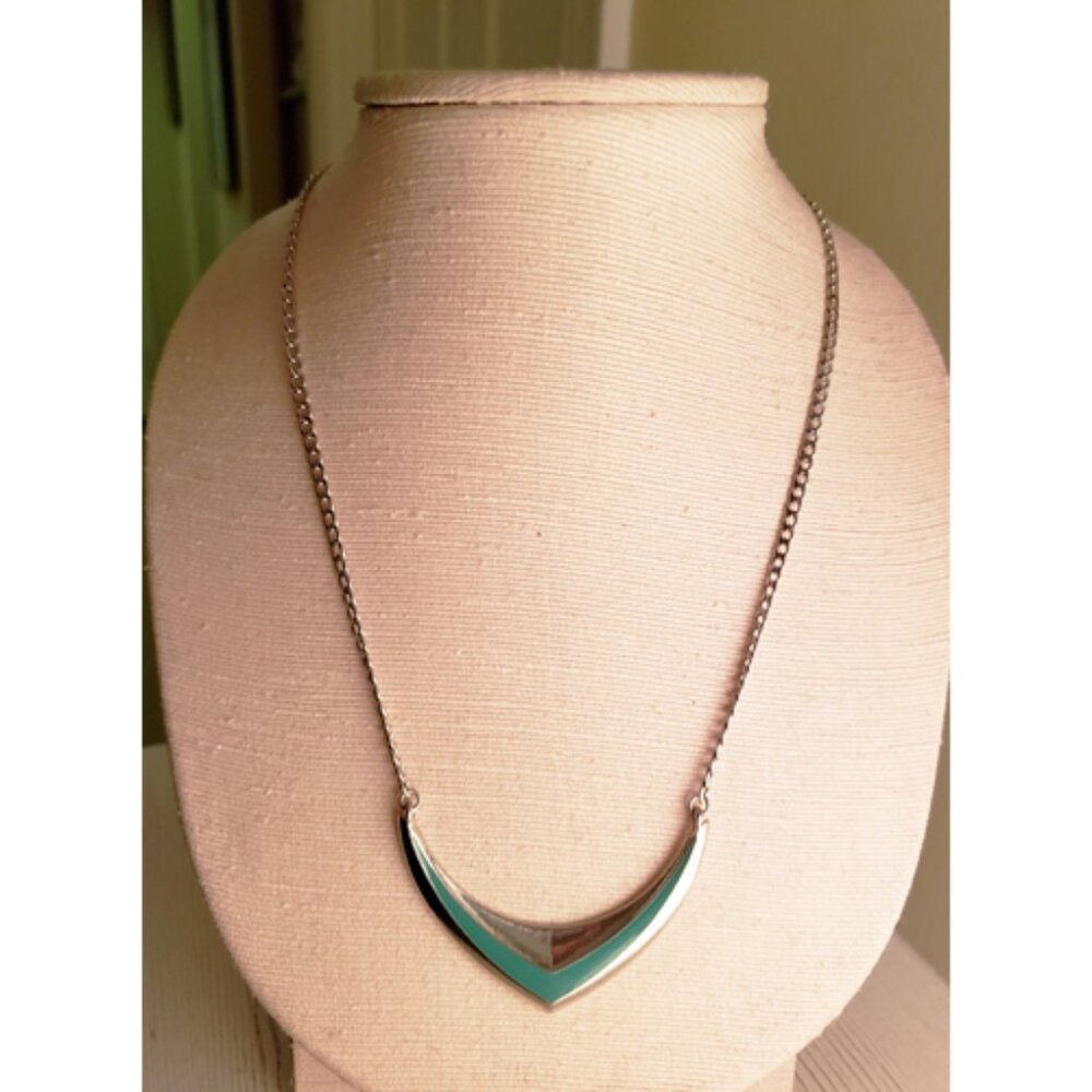 Green Chevron Necklace Silvertone Chain from BCBG Generation Womens 16 inch NWT - Picture 6 of 8
